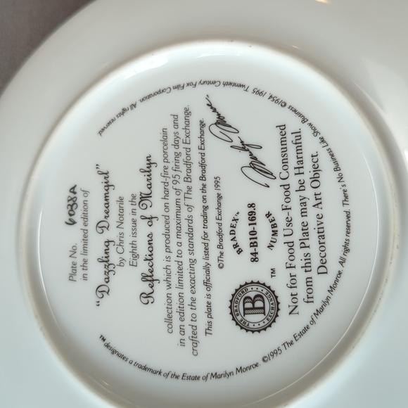 Marilyn Monroe collector plates (1995) - Picture 5 of 8